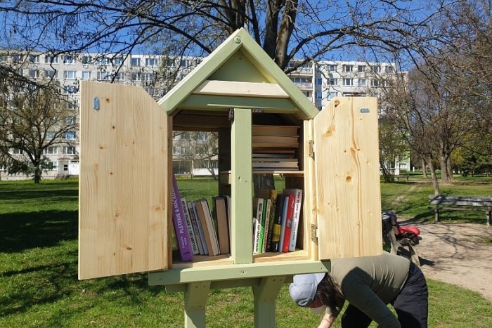Ilustračný obrázok k článku Posedenie v parku vám spríjemní kniha: Na Terase pribudla prvá knižná búdka, FOTO