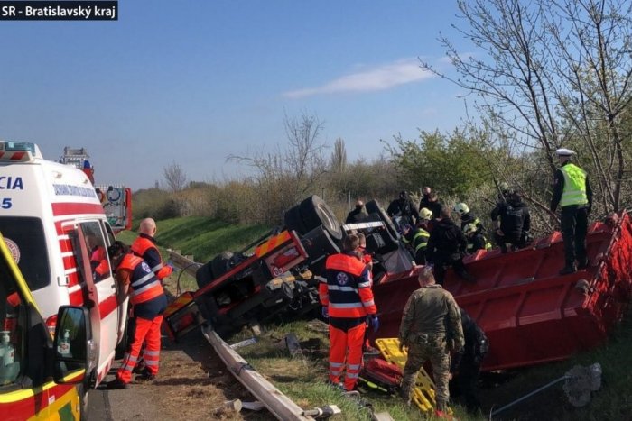 Ilustračný obrázok k článku Prevrátený kamión na diaľnici D2 zastavil dopravu. Cez tento úsek neprejdete