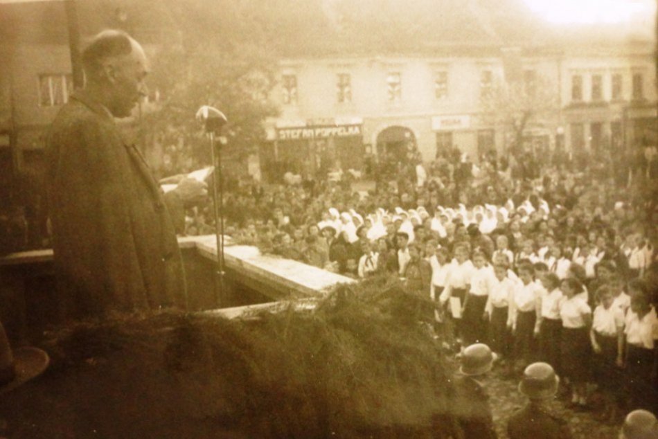 Ilustračný obrázok k článku Prvomájové oslavy v Topoľčanoch: V čase vás prenesú unikátne retro  ZÁBERY