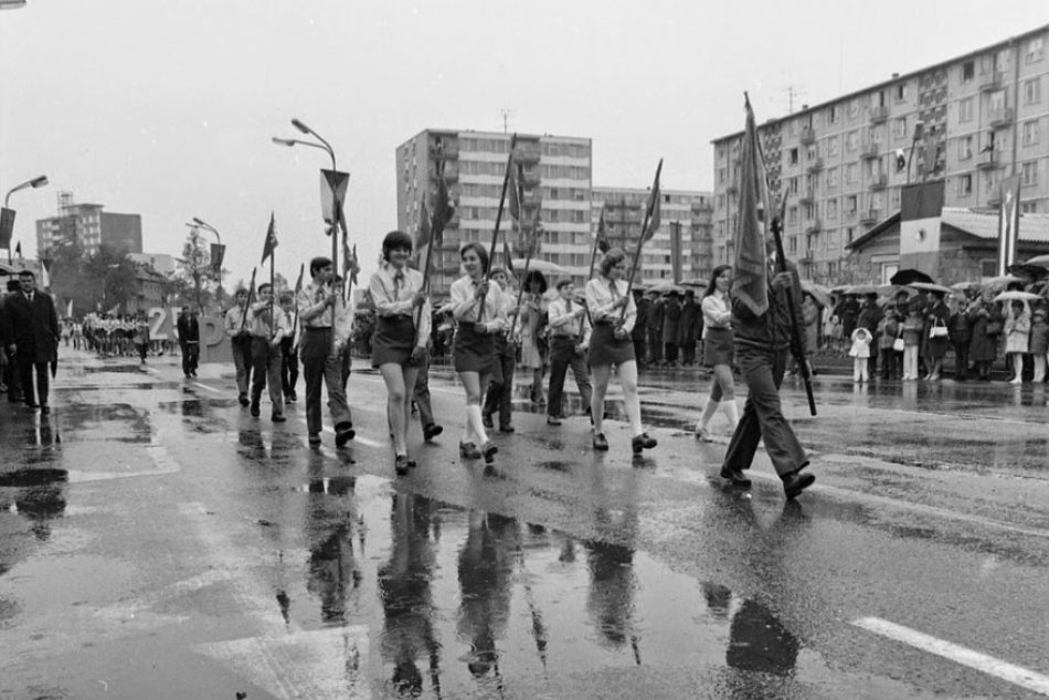 Ilustračný obrázok k článku Unikátne DOBOVÉ zábery vás prenesú v čase: Ako vyzerali prvomájové oslavy v Nových Zámkoch?