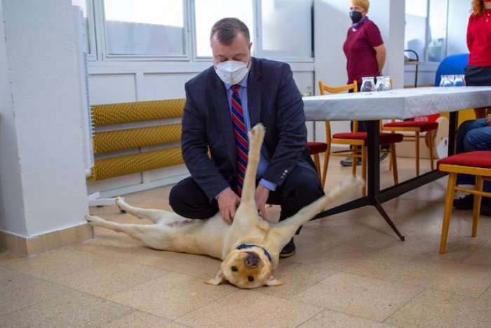 Ilustračný obrázok k článku Aj Krajniak chce bodovať fotkami so zvieraťom. Takúto výčitku však nečakal!