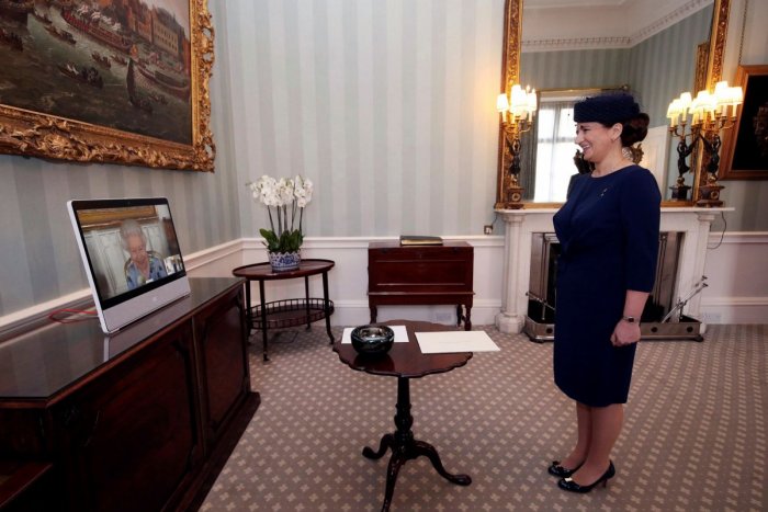 Ilustračný obrázok k článku Kráľovná Alžbeta II. po smrti manžela: Čierne šaty odložila a pozrite na ten ÚSMEV! FOTO