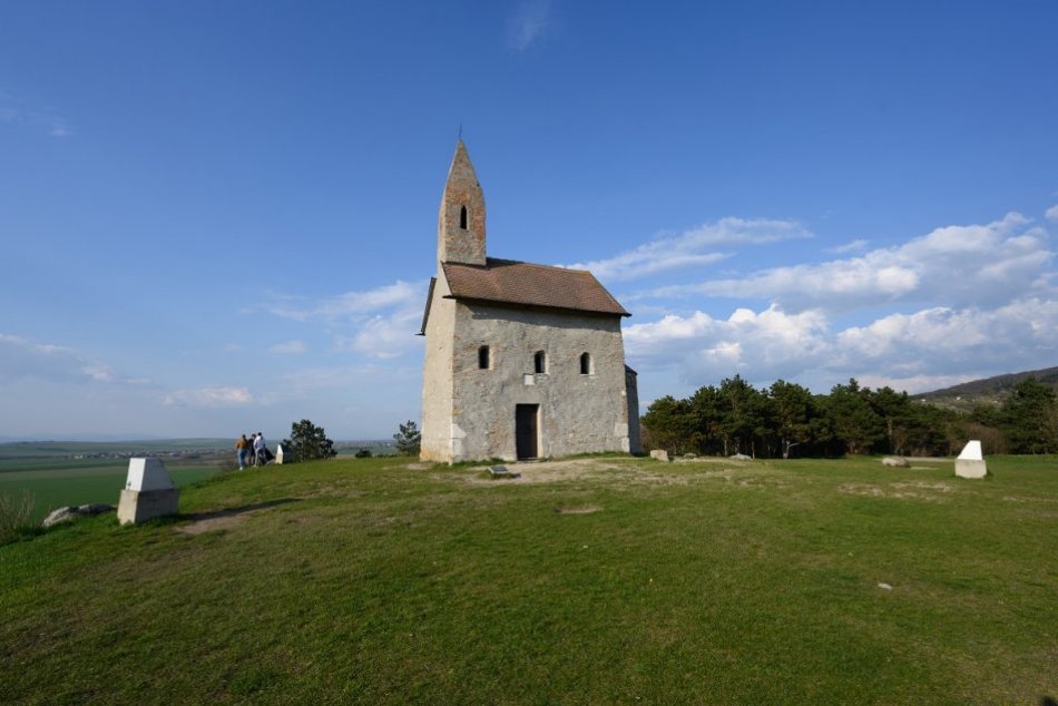 Ilustračný obrázok k článku TIP pre turistov: Blíži sa večerný výstup na Dražovský kostolík