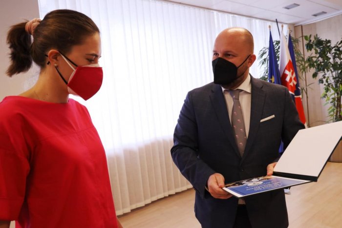 Ilustračný obrázok k článku Minister obrany ocenil Vlhovú: NEUVERÍTE, čo jej venoval za megaúspech! FOTO
