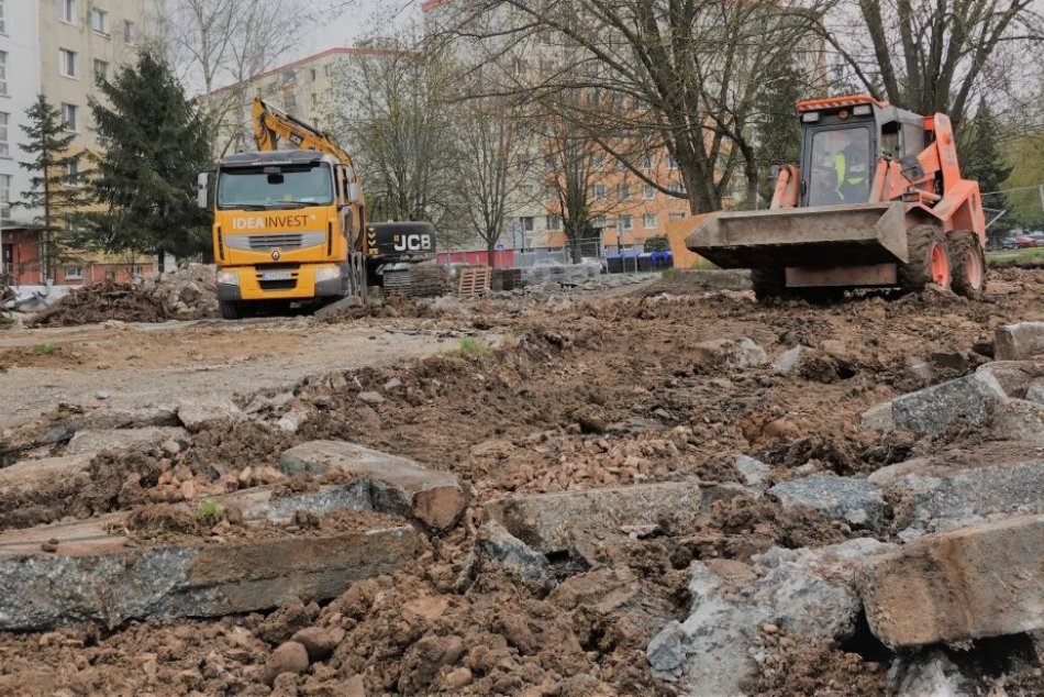 Ilustračný obrázok k článku Zvolenčania sa konečne dočkali: Začala sa obnova Strážskej cesty, FOTO