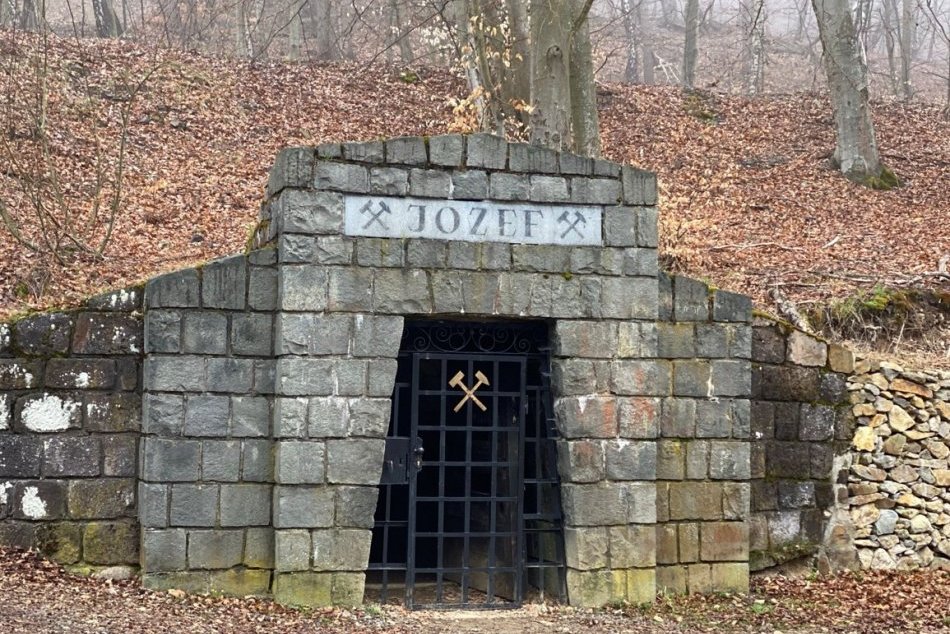 Ilustračný obrázok k článku Má exponáty z bane aj kaviareň: V areáli opálových baní je po novom návštevnícke centrum