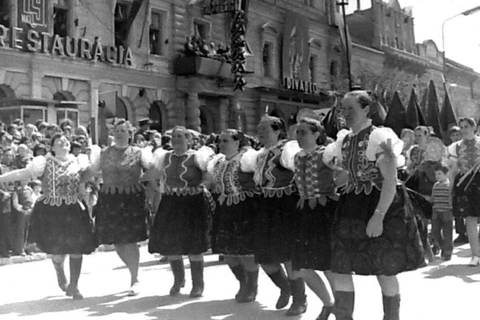 Ilustračný obrázok k článku Prvomájové FOTOZÁBERY z Prešova: Ako kedysi vyzeral sprievod námestím