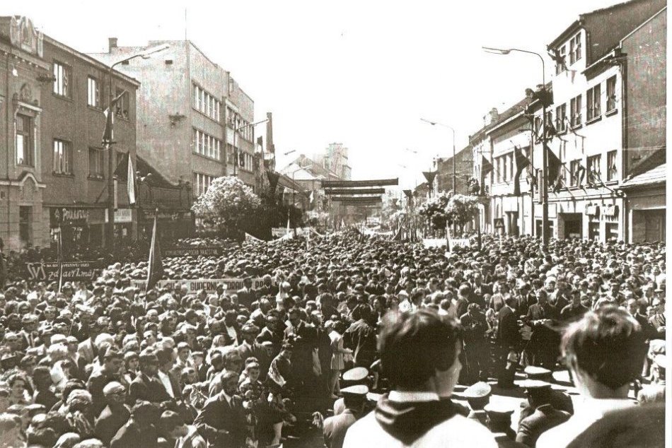 Ilustračný obrázok k článku Takto vyzeral 1. máj v Nitre kedysi: Veľká GALÉRIA spomienok