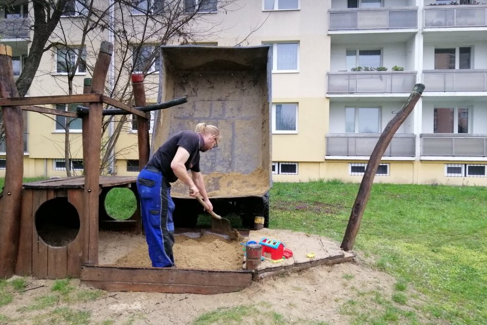 Ilustračný obrázok k článku V Bystrici pribudli nové pieskoviská: Na ďalších desiatkach vymenili piesok, FOTO