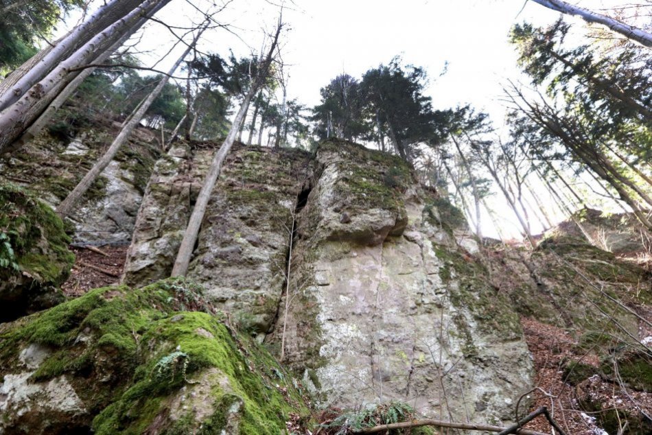 Ilustračný obrázok k článku Láka vás dobrodružstvo v skalách? Nad Bystricou sa ukrýva malý "Slovenský raj", FOTO