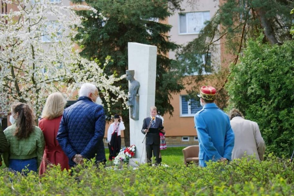 Ilustračný obrázok k článku Lučenec spomínal na Štefánika: Nechýbal ani prelet lietadiel, FOTO