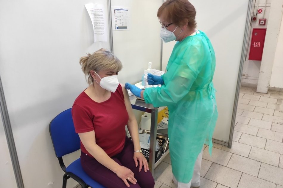 Ilustračný obrázok k článku Očkovacie centrá Trenčianskej župy praskali vo švoch: Prišiel rekordný počet ľudí