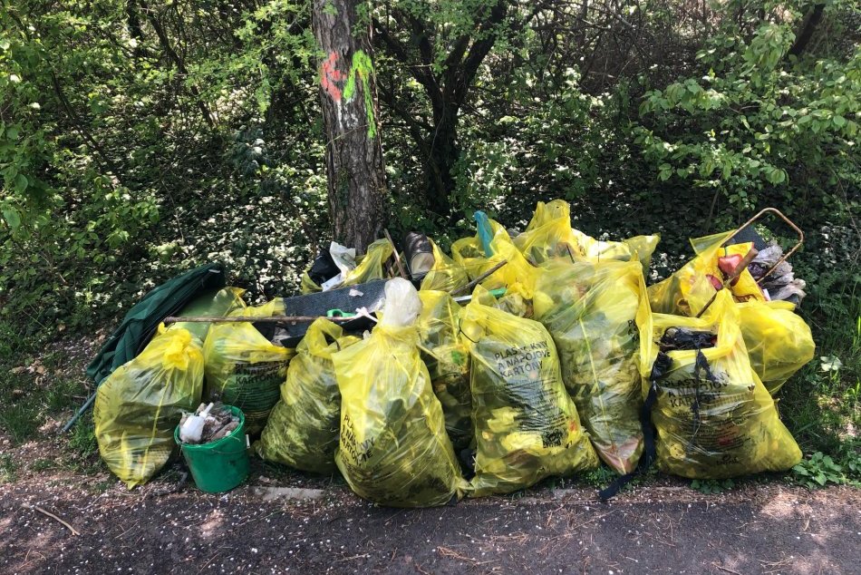 Ilustračný obrázok k článku Z Boriny vyniesli STOVKY vriec odpadu: Objavili aj ďalšie ľudské kosti