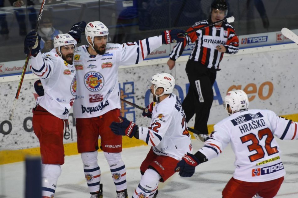 Ilustračný obrázok k článku Vyrovnané pohronské derby rozhodli až nájazdy: Zvolen doma zdolal Bystricu