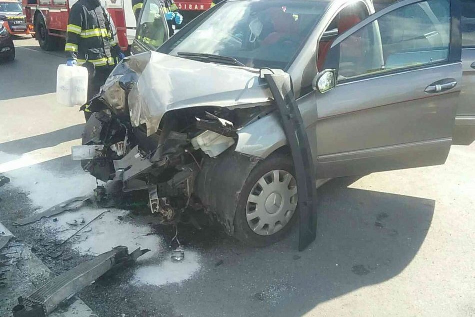 Ilustračný obrázok k článku Nehoda v okrese Prievidza: Auto zničilo stĺp, zraneného ratovali záchranári, FOTO