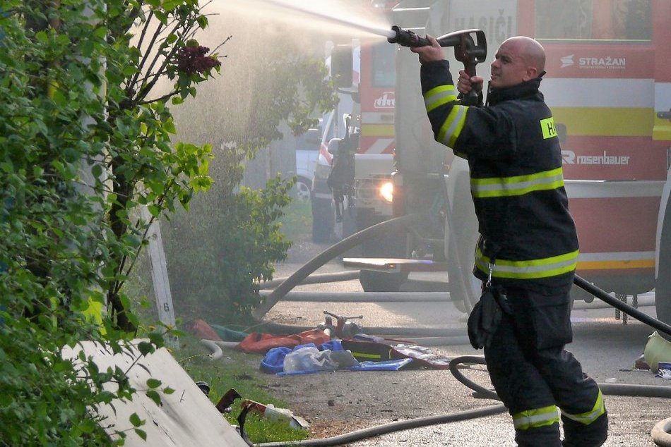 Ilustračný obrázok k článku Na juhu Banskobystrického kraja horí byt: EVAKUOVALI 20 ľudí, väčšinou deti!