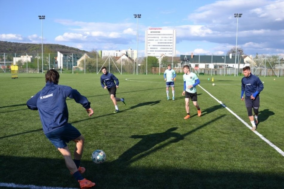 Ilustračný obrázok k článku Konečne sa dočkali aj futbalisti. Hráči Humenného opäť vybehli na ihrisko, FOTO