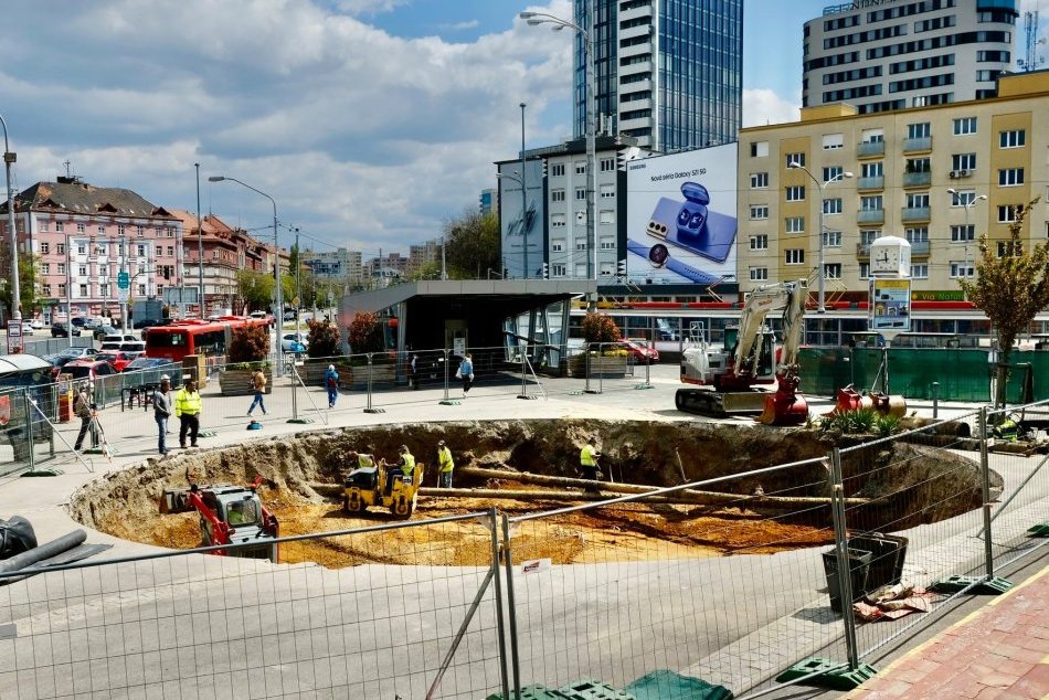 Ilustračný obrázok k článku Obrovský "kráter" na Trnavskom mýte! Čo bude stáť v jame pred Novou tržnicou?