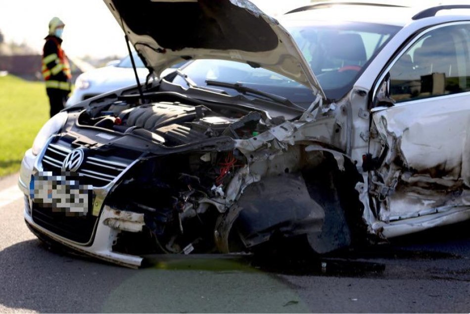 Ilustračný obrázok k článku Na Podpoľaní došlo k zrážke auta s kamiónom: Cestu obojsmerne uzavreli, FOTO