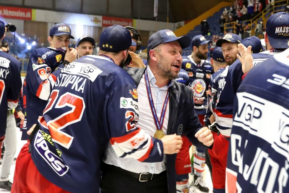 Ilustračný obrázok k článku Fanúšikovia sa potešia: Vo Zvolene pokračuje tréner Oremus aj asistenti Kmeč a Podkonický