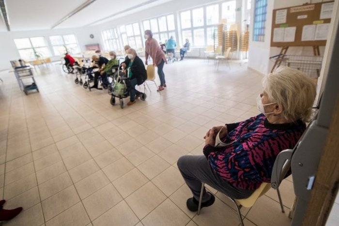 Ilustračný obrázok k článku Očkovať vakcínami od Moderny a Pfizeru sa môžu aj osoby nad 50 rokov