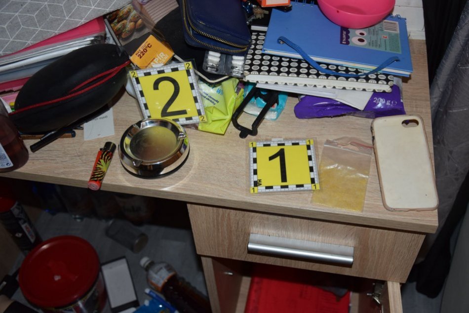 Ilustračný obrázok k článku V Nitre chytili mladú dílerku pervitínu: Za mrežami si môže posedieť poriadne dlho