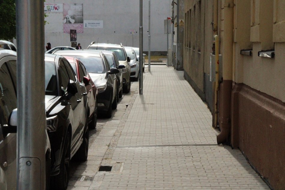 Ilustračný obrázok k článku Nové Zámky budú opäť o čosi krajšie: Obnovujú ďalšie chodníky, FOTO