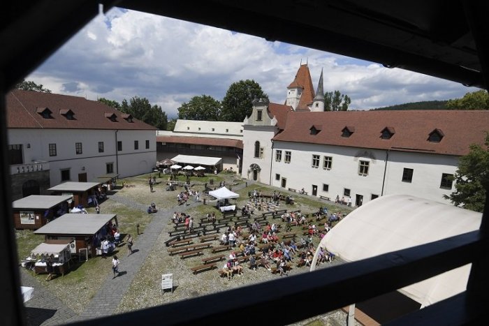 Ilustračný obrázok k článku Od pondelka sa viac ľudí dostane na kultúrne podujatia: Na ktoré a za akých podmienok?