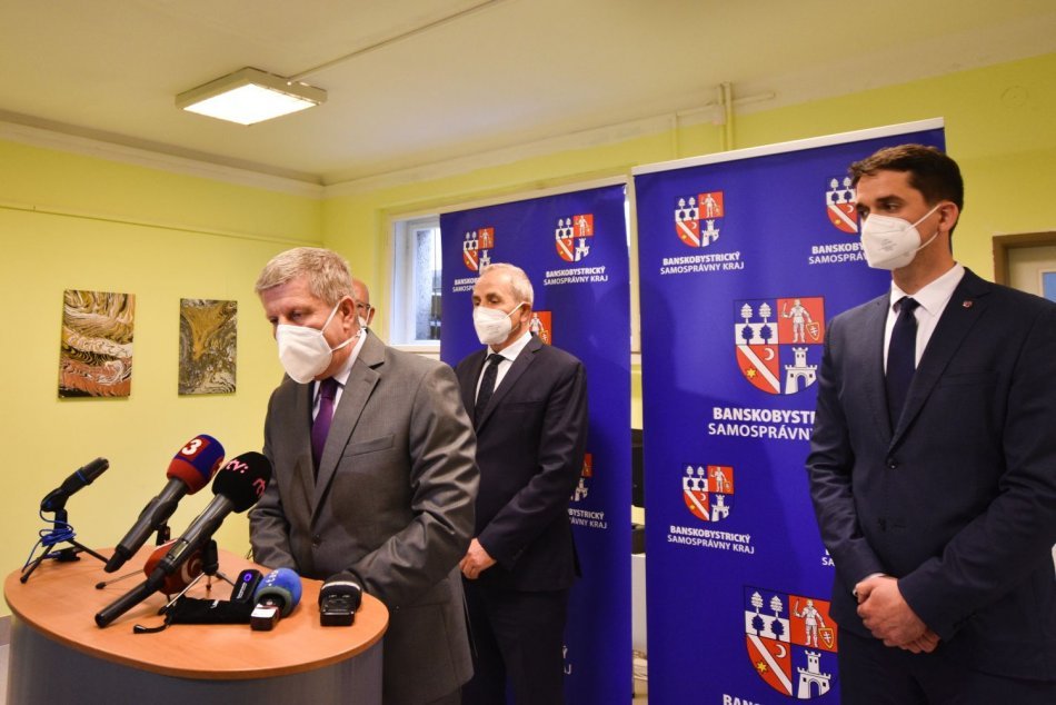 Ilustračný obrázok k článku Minister Lengvarský ocenil prístup kraja v mobilnom očkovaní: Akú pomoc prisľúbil? FOTO