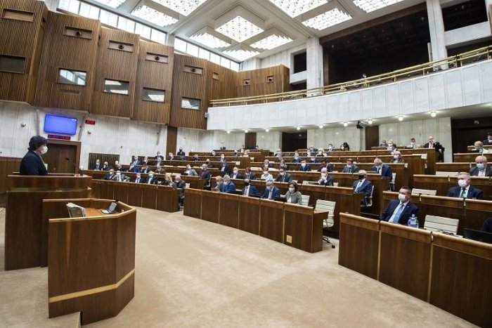 Ilustračný obrázok k článku Patakyová: Viaceré opatrenia zasiahli do ľudských práv. Poslanci jej správu odmietli