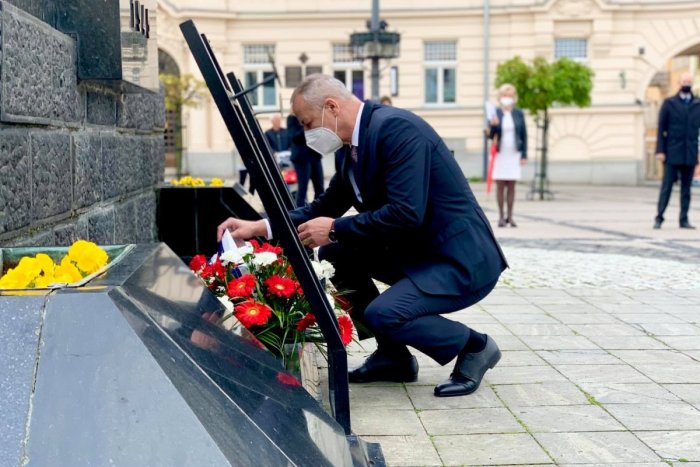 Ilustračný obrázok k článku K čiernemu obelisku položili vence. Primátor Nosko: Nezabúdame na minulosť