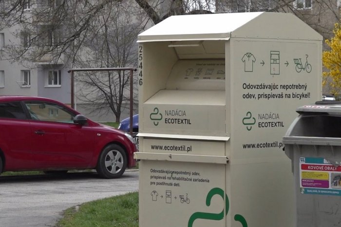 Ilustračný obrázok k článku Do Prievidze sa vrátili zberné nádoby na oblečenie: Koľko ich je?