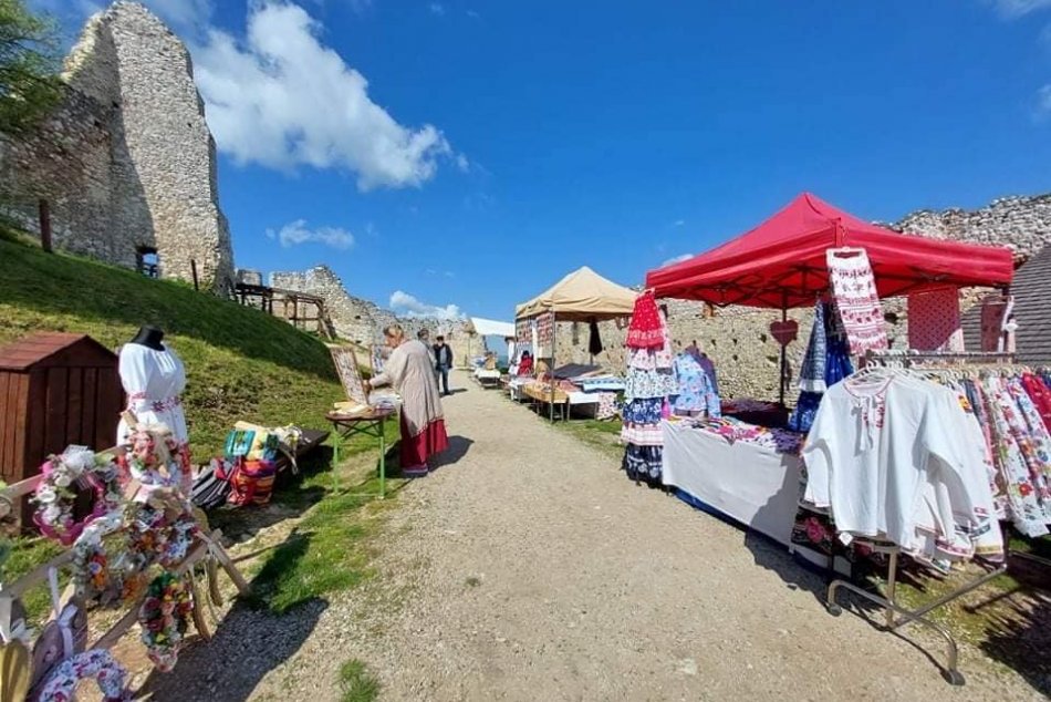 Ilustračný obrázok k článku Čachtický hrad opäť otvoril svoje brány: Takto láka návštevníkov v prvý deň, FOTO