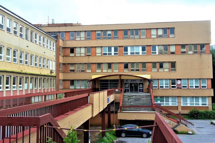 Ilustračný obrázok k článku Nemocnica v Považskej sa vyprázdňuje: Riaditeľ o probléme COVID automatu