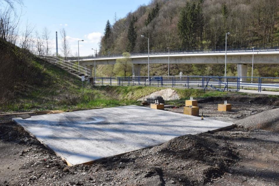 Ilustračný obrázok k článku V meste vyrastajú nové cykloprístrešky: Brezňania sa dočkajú hneď na 5 miestach, FOTO