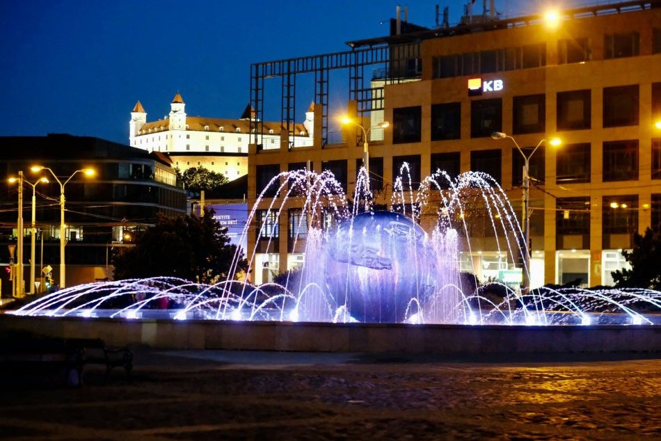 Ilustračný obrázok k článku Podchod pod Hodžovým námestím zmenil meno. Pripomína TÚTO udalosť