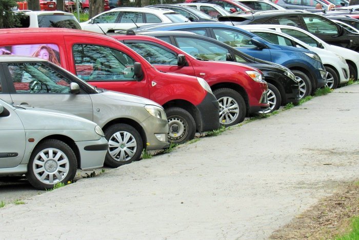 Ilustračný obrázok k článku Mesto sa obrátilo na Bystričanov: Z tejto ulice onedlho bude treba preparkovať