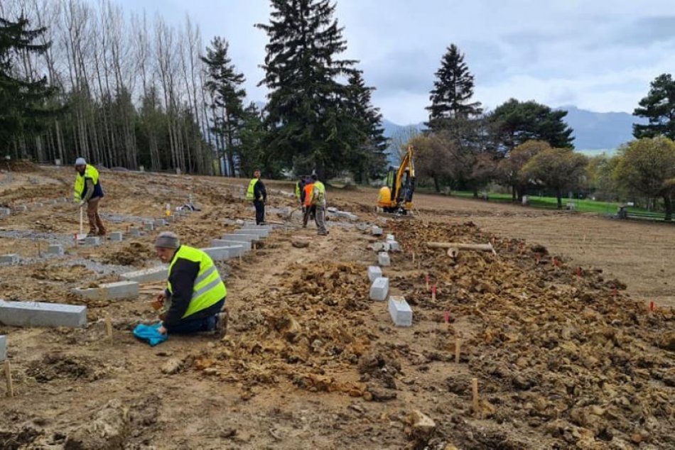Ilustračný obrázok k článku Na cintorín Háj Nicovô radšej nechoďte: Pyrotechnik dal prácam stopku, FOTO