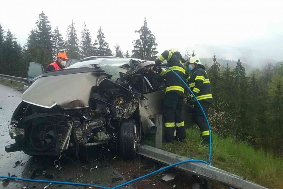 Ilustračný obrázok k článku Nové INFO o zrážke kamióna s autom na Horehroní: Zranení sú až 2 ľudia, čo sa stalo? FOTO