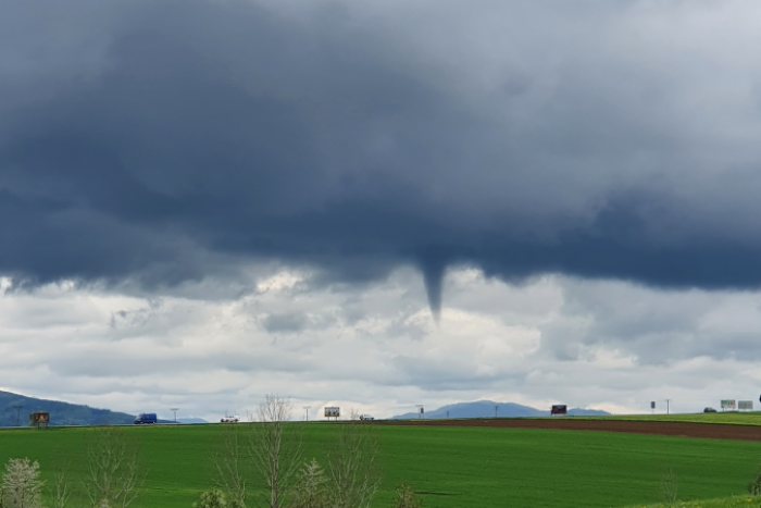 Ilustračný obrázok k článku Tromba na Spiši: Lievik sa takmer dotkol zeme! FOTO