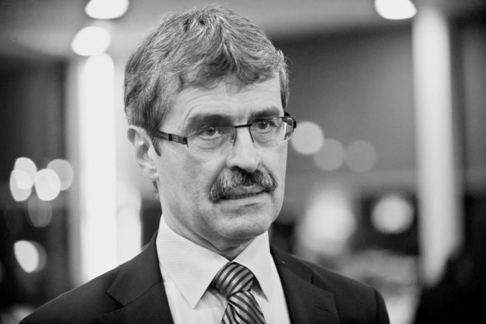 Ilustračný obrázok k článku Nečakane zomrel bývalý minister školstva Milan Ftáčnik (†64)! Prvé reakcie sú srdcervúce