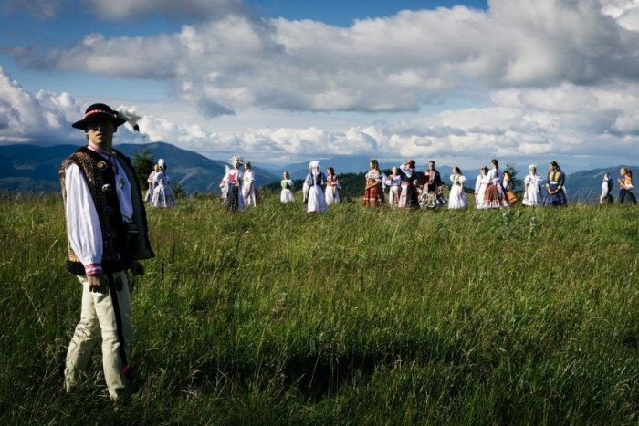 Ilustračný obrázok k článku Iconito spojili folklór s popom: Ukazujú krásy našej krajiny i krojov, VIDEO