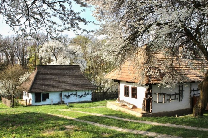 Ilustračný obrázok k článku Noc múzeí a galérií otvorí dvere humenského skanzenu. Na čo sa môžete tešiť?