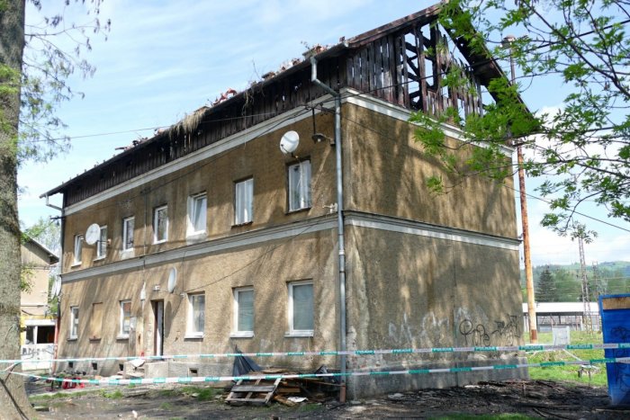 Ilustračný obrázok k článku Zlé správy po požiari v Žiline: Bytovka je NEOBÝVATEĽNÁ, ľudia skončili v telocvični, FOTO