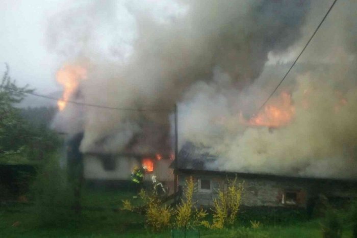 Ilustračný obrázok k článku Desiatky hasičov v nasadení v náročnom teréne: Na severe horela drevenica, FOTO