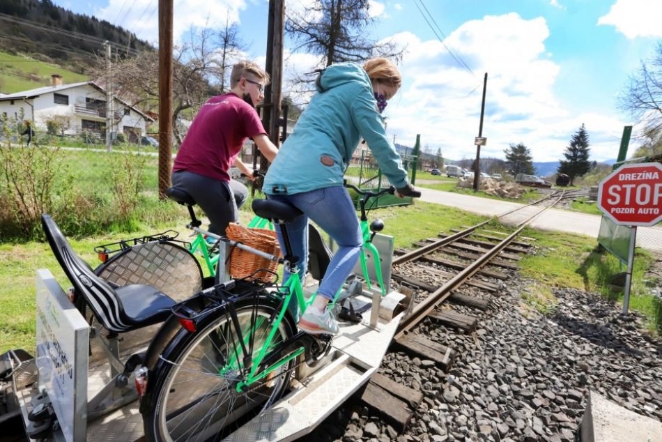 Ilustračný obrázok k článku Preteky, aké Horehronie ešte nezažilo: Rozdajú si to závodníci na cyklodrezinách