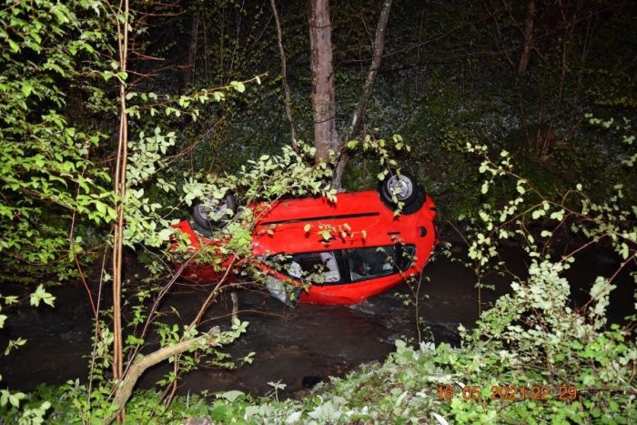 Ilustračný obrázok k článku Zbytočná smrť 18-ročného mladíka: Dostal šmyk, skončil v potoku s autom na streche, FOTO