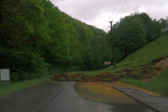 Ilustračný obrázok k článku V Sklených Tepliciach sa zosunul podmočený svah: Cesta je neprejazdná