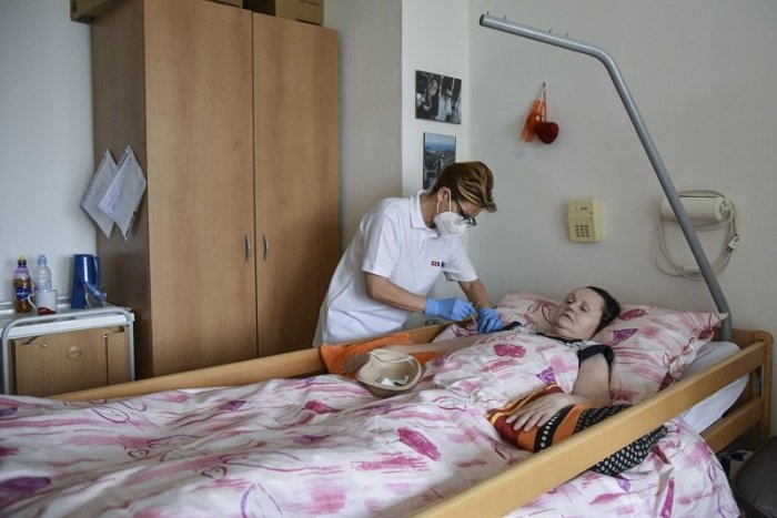 Ilustračný obrázok k článku V teréne je mobilná očkovacia jednotka: K vakcíne sa dostanú aj ľudia pripútaní na lôžko