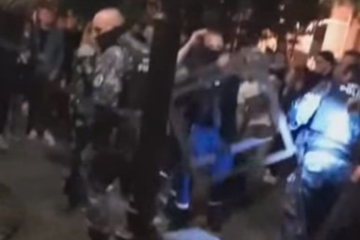 Ilustračný obrázok k článku Dramatický večer v centre Bratislavy: Mladík hodil do policajta kovovú konštrukciu